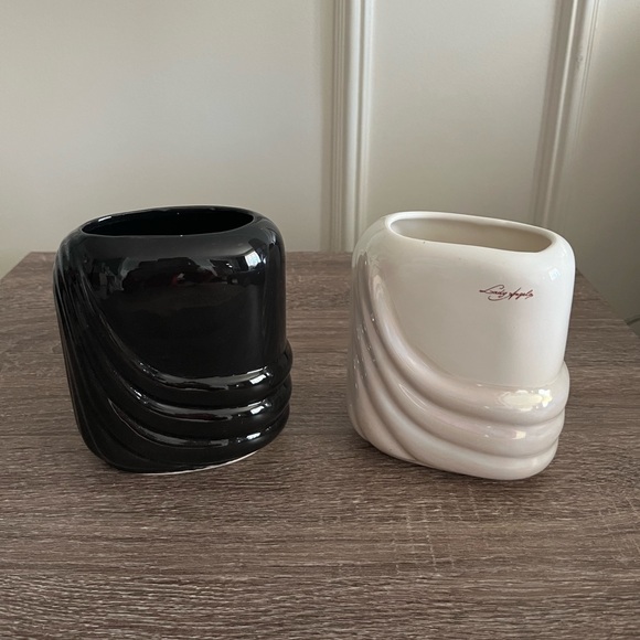 Matching pair of Vintage 80’s vases black and white - Picture 1 of 4